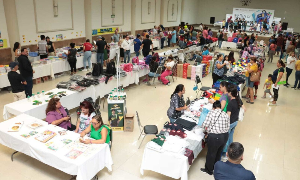 Alcalde de Juárez lidera la Feria de Útiles Escolares