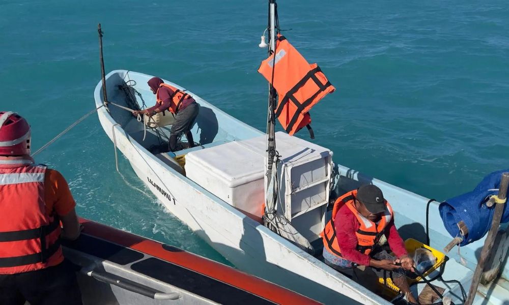 Personal de Semar rescata a pescadores varados en aguas de Celestún, Yucatán