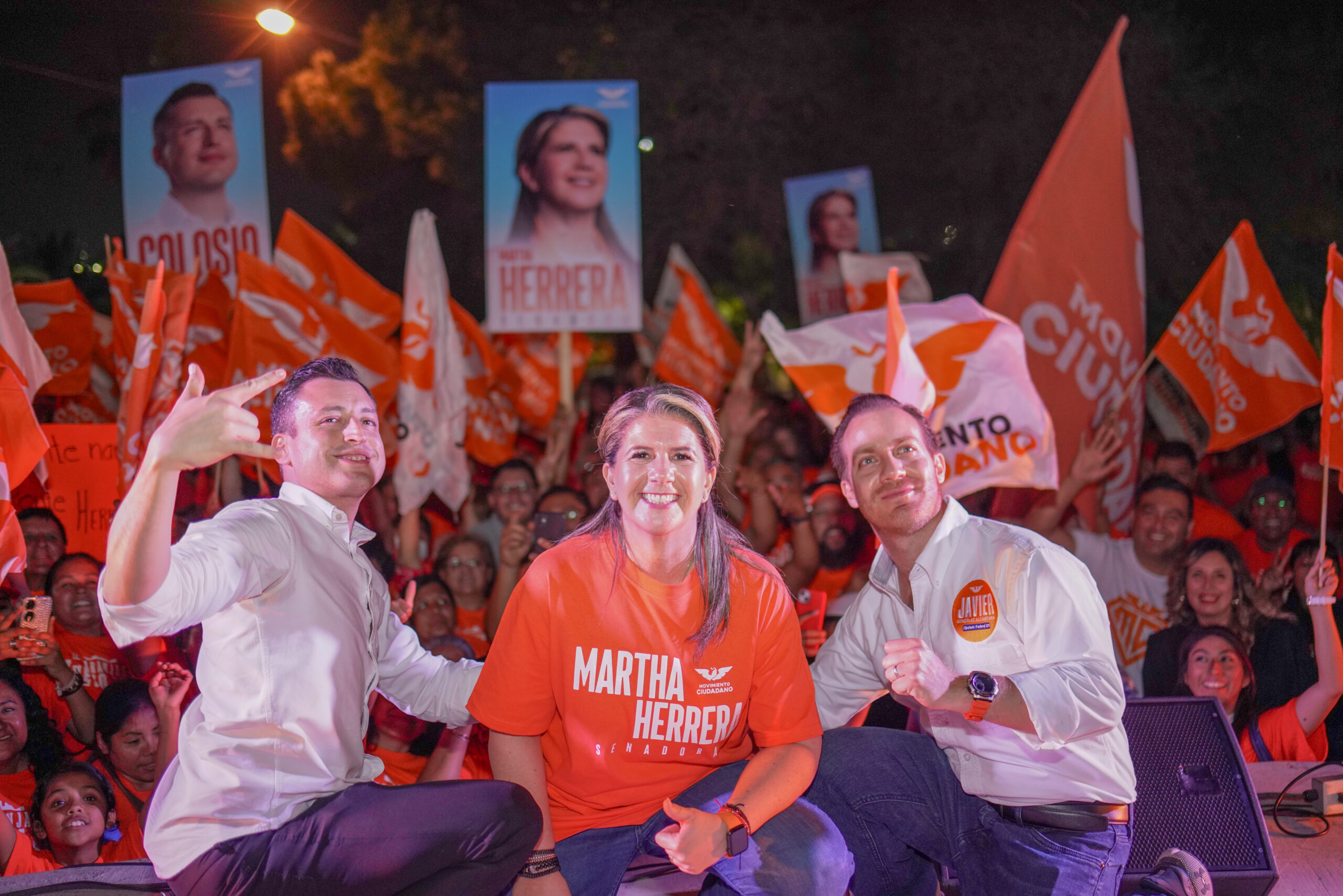 Martha Herrera pinta de naranja a Santa Catarina