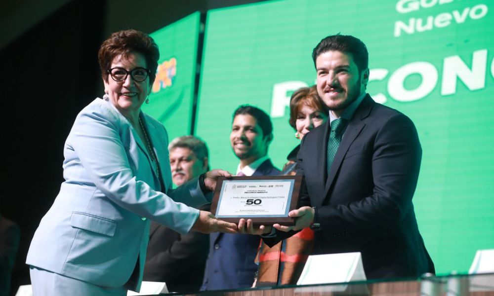 Reconocimiento a maestros de Nuevo León en emotiva ceremonia en Cintermex