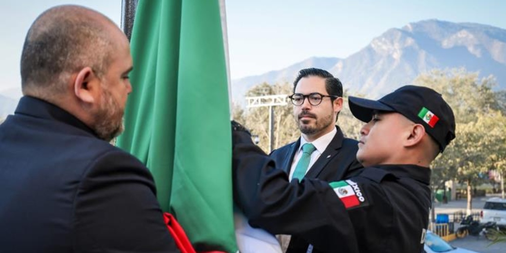 Preside David de la Peña acto cívico por el Día de la Bandera en Santiago