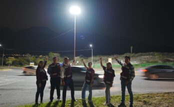 El encendido de la mega torre de luz por Manuel Guerra busca recuperar el entorno urbano de Leones y mejorar la seguridad.