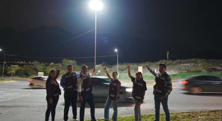 El encendido de la mega torre de luz por Manuel Guerra busca recuperar el entorno urbano de Leones y mejorar la seguridad.