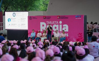 El evento liderado por Adrián de la Garza reunió a 20,000 mujeres regias para recibir apoyos vitales en Parque España.