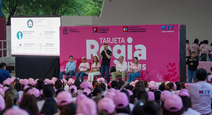 El evento liderado por Adrián de la Garza reunió a 20,000 mujeres regias para recibir apoyos vitales en Parque España.