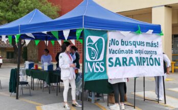Con el inicio de vacaciones, el IMSS implementa campañas de vacunación contra el sarampión en distintas clínicas.