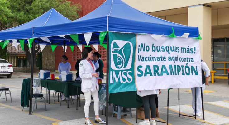 Con el inicio de vacaciones, el IMSS implementa campañas de vacunación contra el sarampión en distintas clínicas.