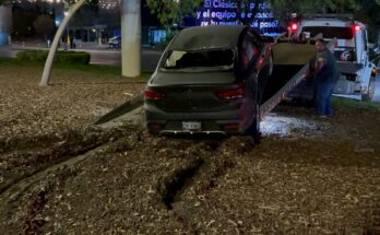 Un accidente en Calzada del Valle involucra a un conductor presuntamente ebrio que termina chocando contra un árbol.