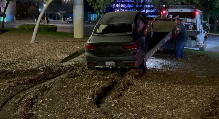 Un accidente en Calzada del Valle involucra a un conductor presuntamente ebrio que termina chocando contra un árbol.
