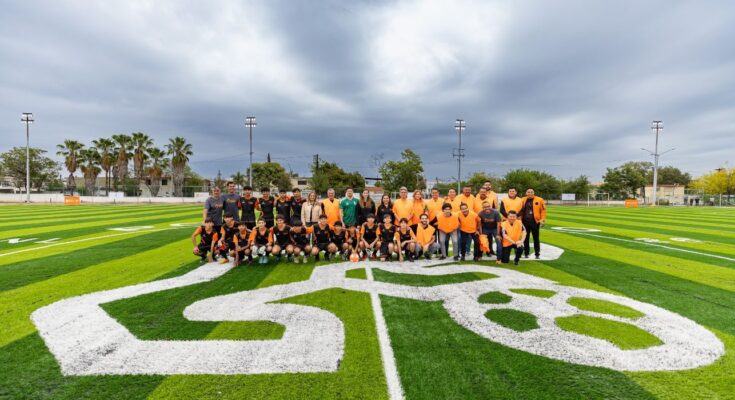 El gobernador Samuel García celebra la construcción de 500 canchas antes del Mundial, promoviendo el deporte juvenil en Nuevo León.