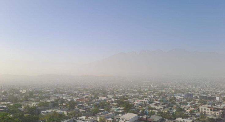 A pesar de la festividad, Monterrey enfrenta mala calidad del aire por tolvaneras y polvo de Texas
