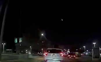 Un meteoro cruzó el cielo de Monterrey, sorprendiendo a sus residentes y provocando una ola de reacciones en redes sociales.