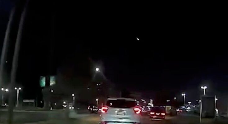 Un meteoro cruzó el cielo de Monterrey, sorprendiendo a sus residentes y provocando una ola de reacciones en redes sociales.
