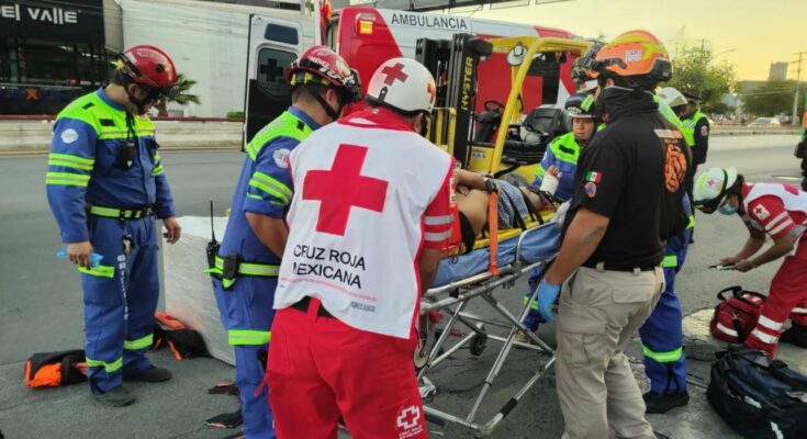 Accidente laboral en San Pedro deja a un trabajador lesionado tras caerle tarimas de madera mientras trabajaba.