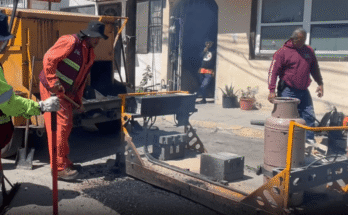 El municipio de Santa Catarina redobla esfuerzos en los trabajos de bacheo para mantener en óptimas condiciones las avenidas principales.