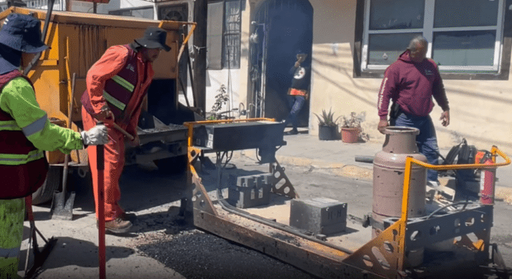 El municipio de Santa Catarina redobla esfuerzos en los trabajos de bacheo para mantener en óptimas condiciones las avenidas principales.