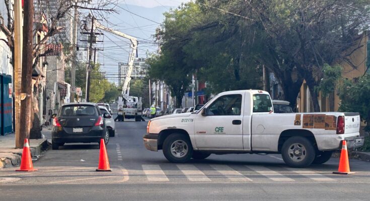 El reciente apagón en Monterrey ha dejado en la oscuridad a comercios y residencias, generando preocupación entre los vecinos.