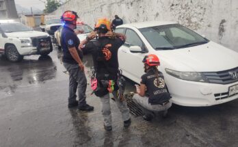 Una mujer fue rescatada de una alcantarilla en la colonia Norberto Aguirre, Santa Catarina, creando alarma entre los vecinos.