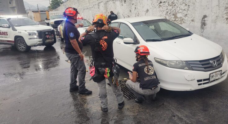 Una mujer fue rescatada de una alcantarilla en la colonia Norberto Aguirre, Santa Catarina, creando alarma entre los vecinos.