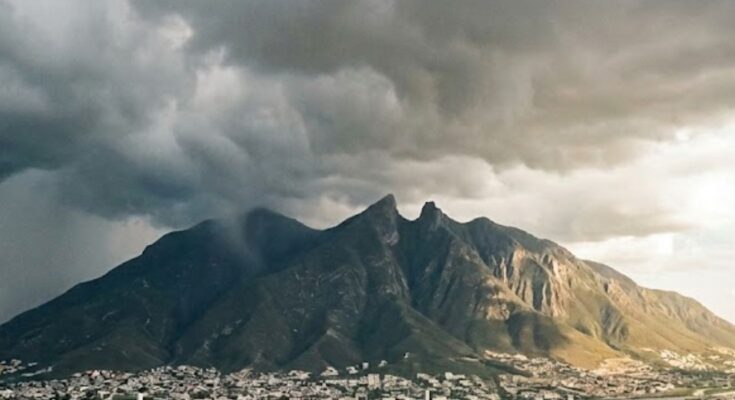 Caída de granizo en la carretera 57 provoca complicaciones y sorpresa entre automovilistas de Nuevo León.