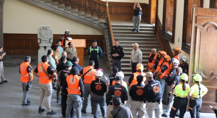 Más de 394,000 personas participaron en un simulacro en Nuevo León, destacando la importancia de la seguridad civil.