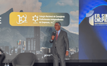 Ricardo Salinas urge a la sociedad a enfrentar los retos que enfrenta México en su intervención en un simposio empresarial.