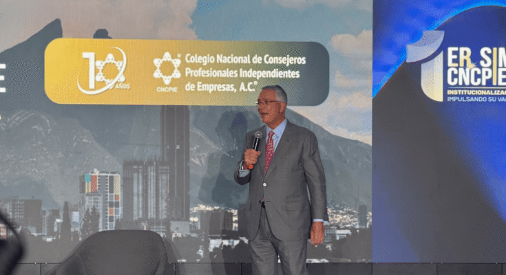 Ricardo Salinas urge a la sociedad a enfrentar los retos que enfrenta México en su intervención en un simposio empresarial.