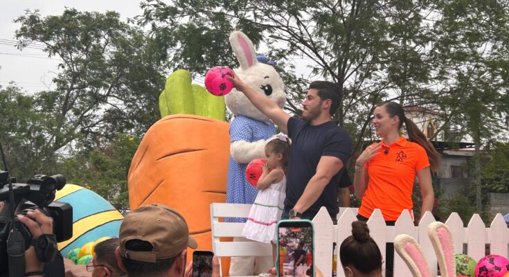 El desfile del Día del Niño en Monterrey reunió a familias y celebró la infancia con la presencia de Samuel y Mariana.