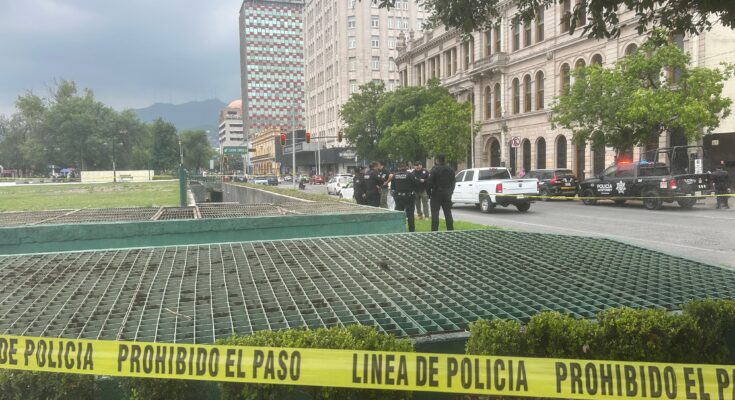 Un hombre fue encontrado sin vida en una jardinera de la Macroplaza, provocando atención y preocupación entre los ciudadanos.