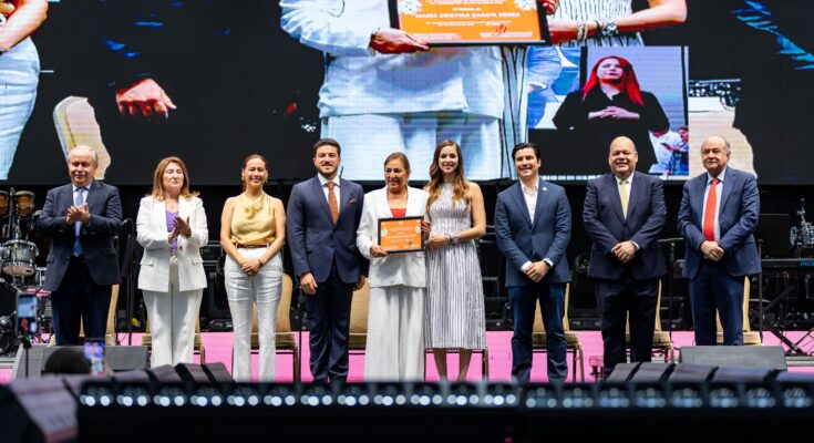Mariana Rodríguez destaca la necesidad de apoyar a las madres con escuelas de tiempo completo en Nuevo León.