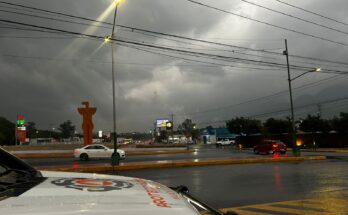 Una fuerte lluvia en Monterrey ha obligado a Protección Civil a emitir recomendaciones para quienes transitan por el área afectada.