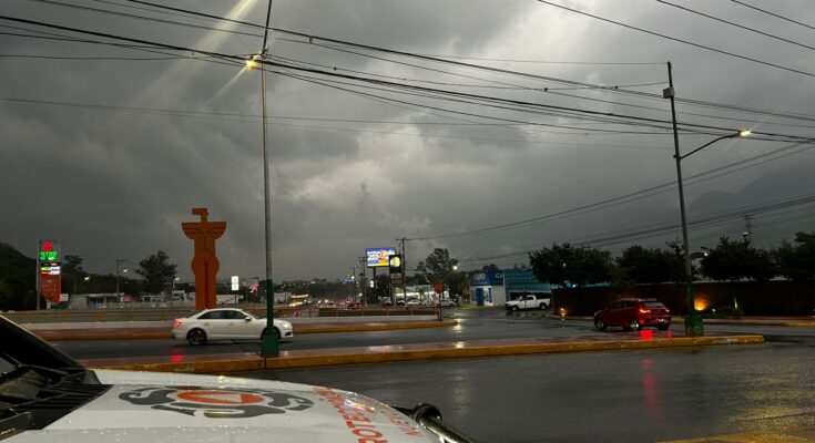 Una fuerte lluvia en Monterrey ha obligado a Protección Civil a emitir recomendaciones para quienes transitan por el área afectada.