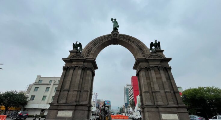 La controversia en torno al Arco de la Independencia se intensifica mientras los colectivos buscan frenar obras en su entorno.