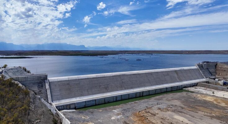 La nueva generación de agua de la Presa León aumentará el suministro en Nuevo León, beneficiando a miles de habitantes.