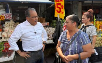 El edil conversa con comerciantes en Mijes Mesón Estrella, reconociendo la lucha diaria de las familias involucradas.