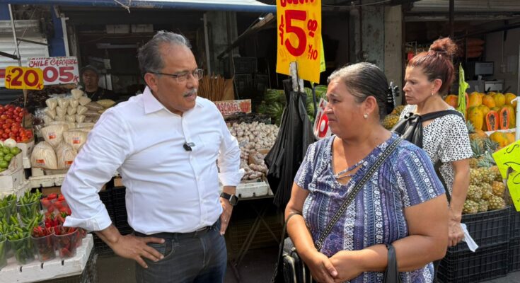 El edil conversa con comerciantes en Mijes Mesón Estrella, reconociendo la lucha diaria de las familias involucradas.