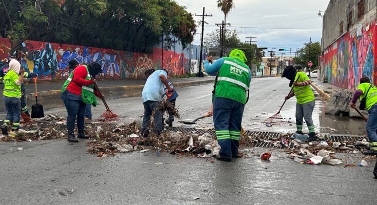 Las cuadrillas municipales trabajan arduamente en Monterrey para limpiar los escombros tras las intensas lluvias recientes.