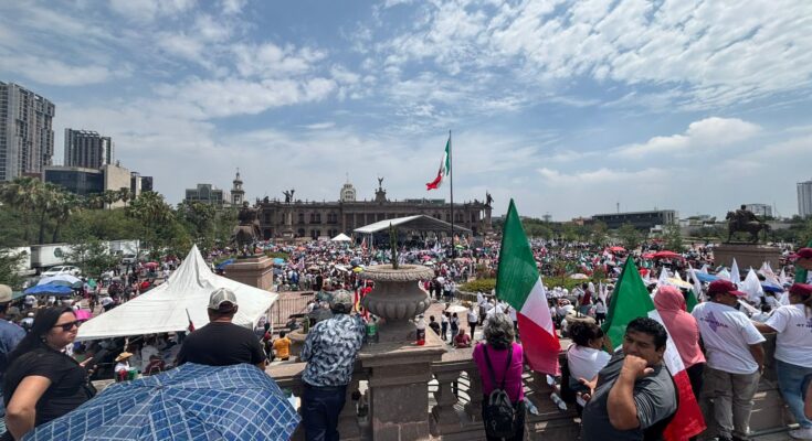 Miles de asistentes se unieron en la Macroplaza para seguir de cerca el discurso de Sheinbaum en un ambiente festivo.