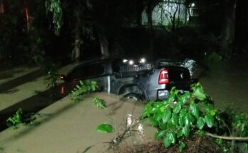 Las intensas lluvias en Nuevo León provocaron que un vehículo fuera arrastrado por la corriente, generando una rápida respuesta de rescate.