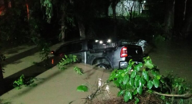 Las intensas lluvias en Nuevo León provocaron que un vehículo fuera arrastrado por la corriente, generando una rápida respuesta de rescate.