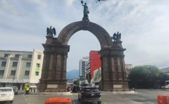 Los nuevos carriles bajo el Arco de la Independencia generan opiniones divididas en la comunidad cultural y patrimonial.
