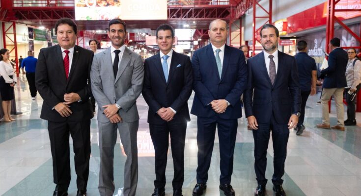 El funcionario Miguel Flores destaca la importancia de la CMIC en el desarrollo de infraestructura en Nuevo León.