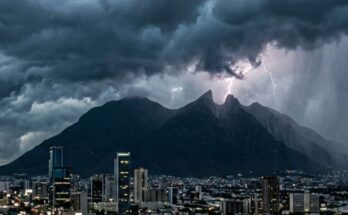 Lluvias intensas y riesgo de tormentas eléctricas en Nuevo León y Tamaulipas por el ciclón tropical Uno.