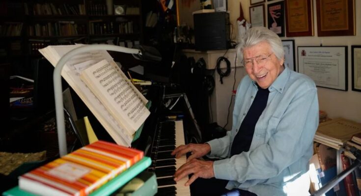 Descubre la extraordinaria relación entre Rocío Jurado y Manuel Alejandro, una historia de amor musical que perdura en el tiempo.