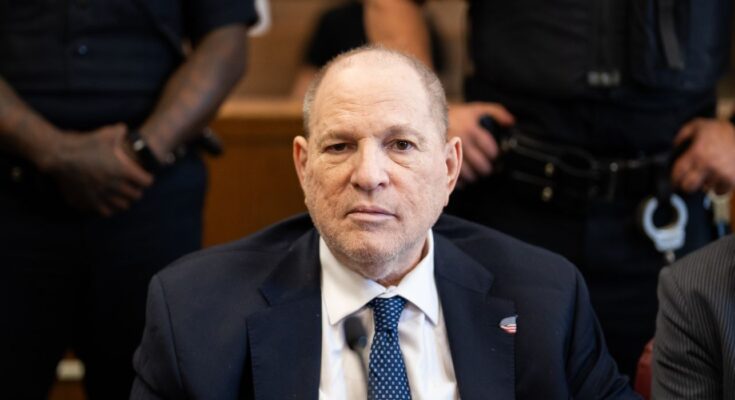 La Fiscalía de Manhattan ha retirado un cargo de violación contra Harvey Weinstein, lo que genera amplias reacciones.