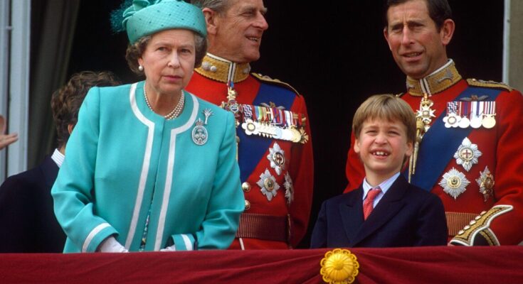 El príncipe William comparte momentos entrañables con la reina Isabel II, brindando una mirada íntima a su relación familiar.