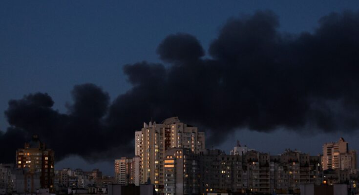 Moscú anuncia ataques aéreos en Ucrania, dejando un saldo trágico de 13 muertos y destruyendo instalaciones estratégicas.