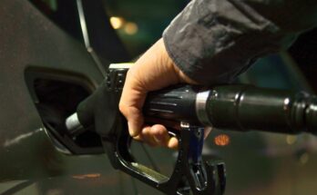 La reciente caída del petróleo afecta los precios de gasolina en México y tu gasto diario. Aquí te contamos cómo.