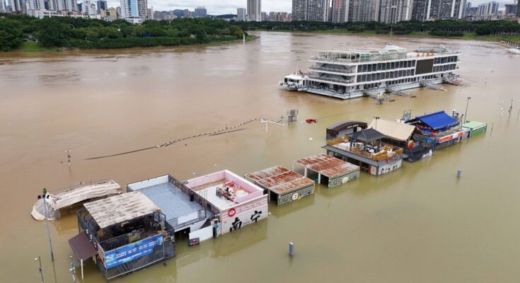 Tormentas asociadas al tifón Maysak reportan 38 fallecidos y altos niveles de inundación en ríos y embalses.